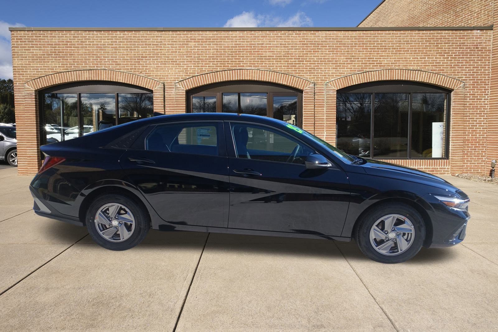 2025 Hyundai Elantra SE photo 2