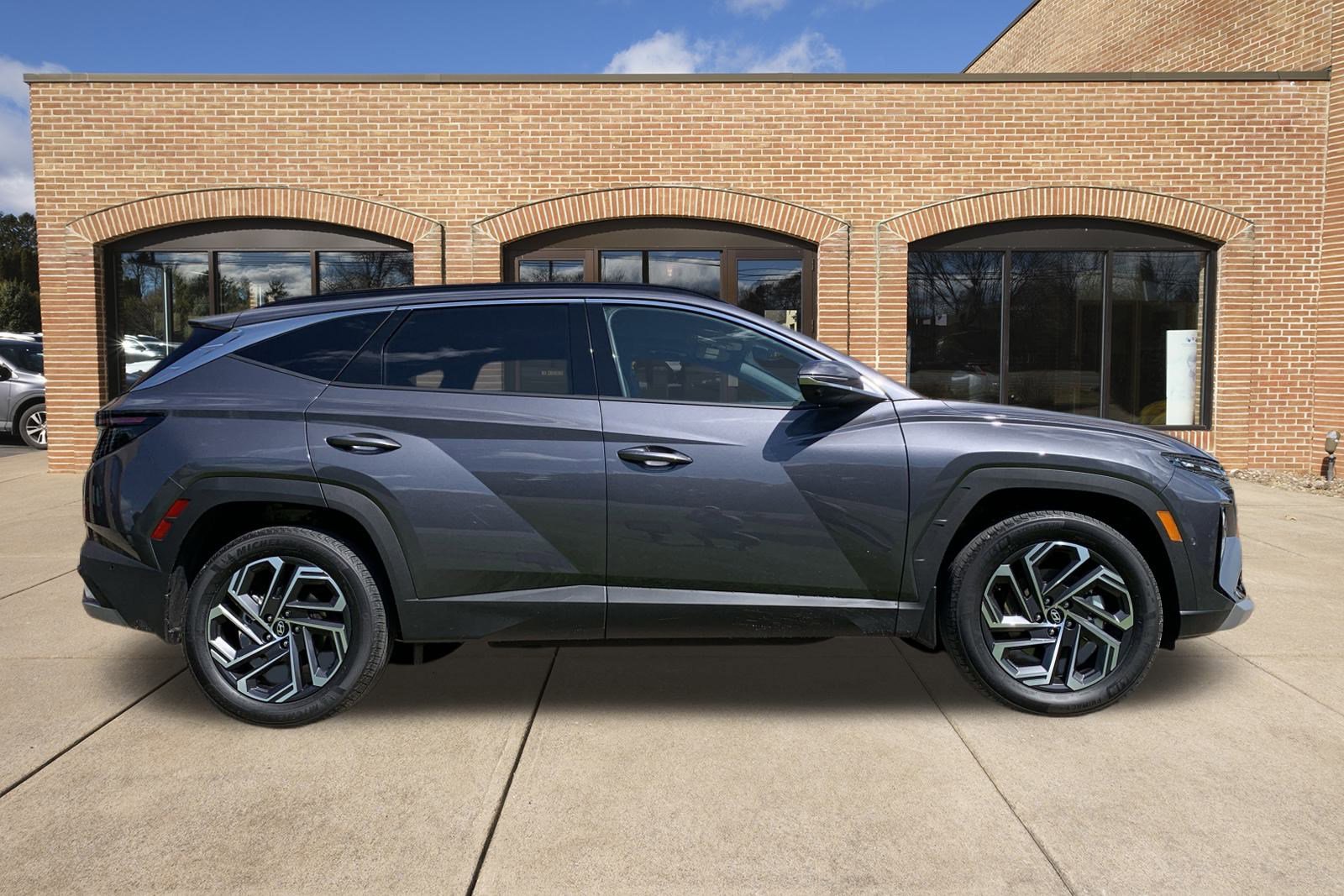 2025 Hyundai Tucson Hybrid Limited photo 2