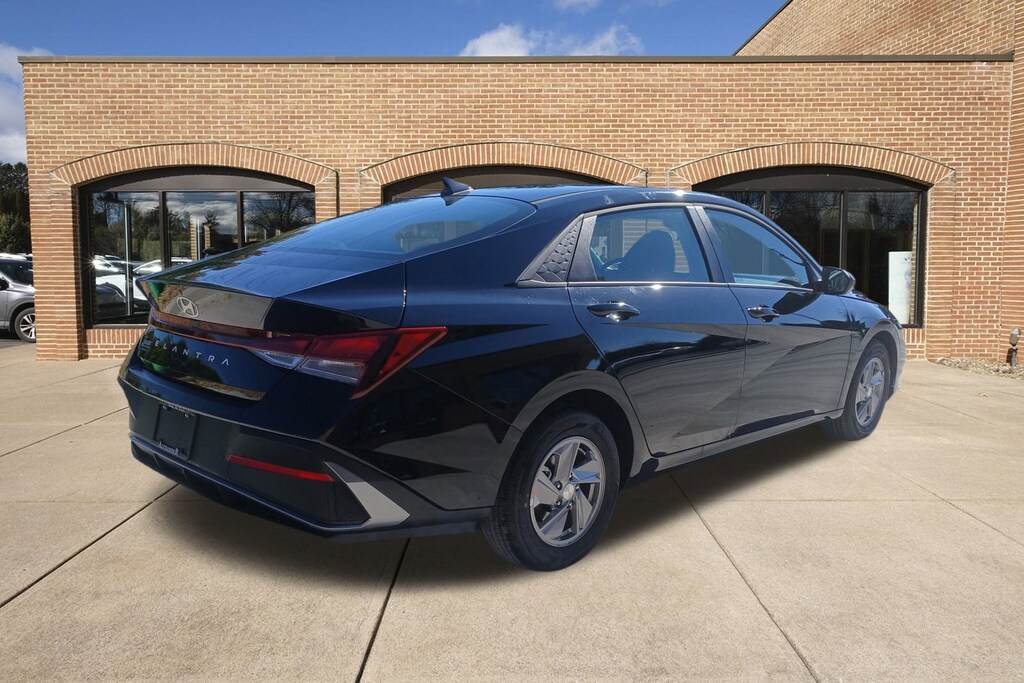 New 2025 Hyundai Elantra SE Sedan