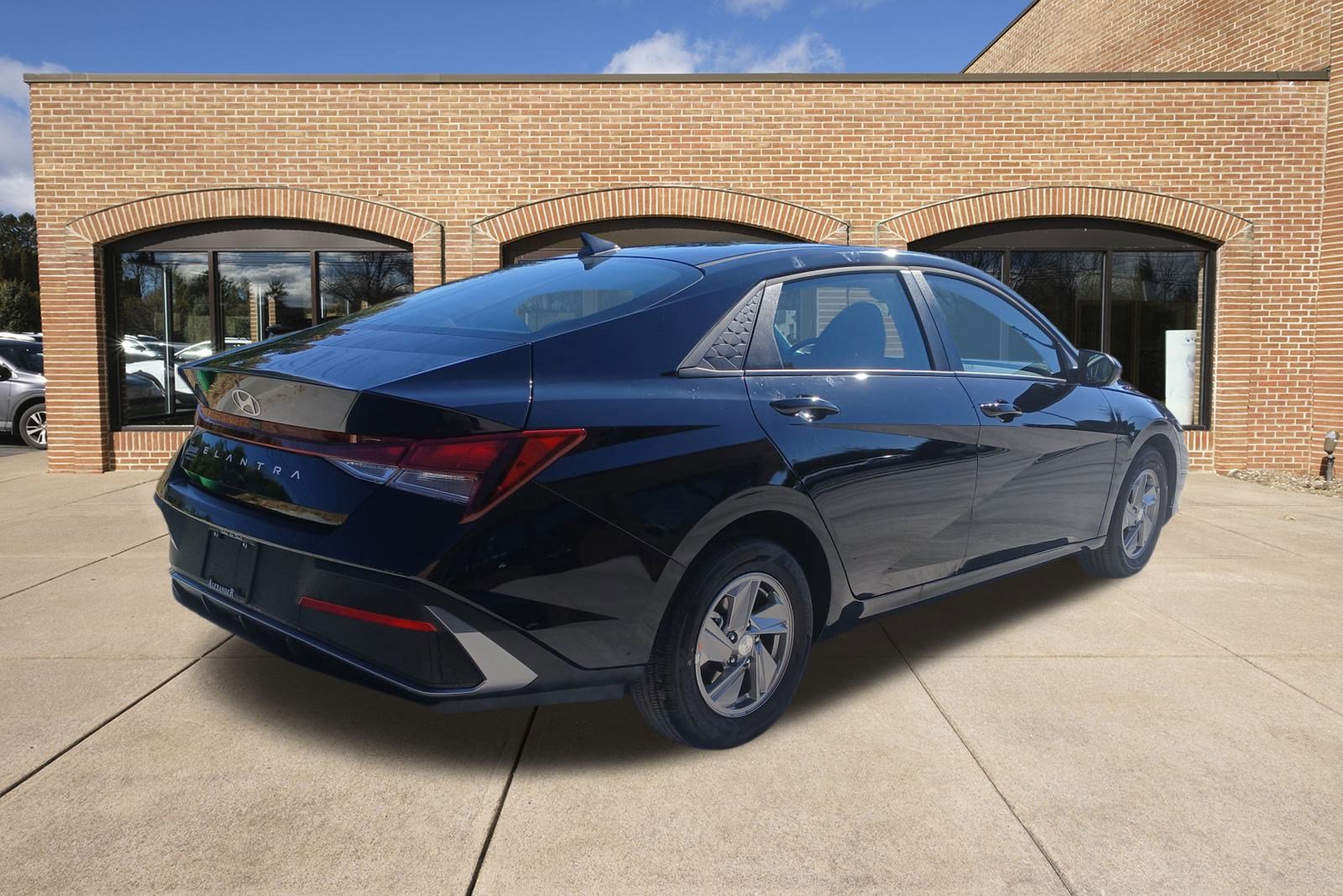 2025 Hyundai Elantra SE photo 3