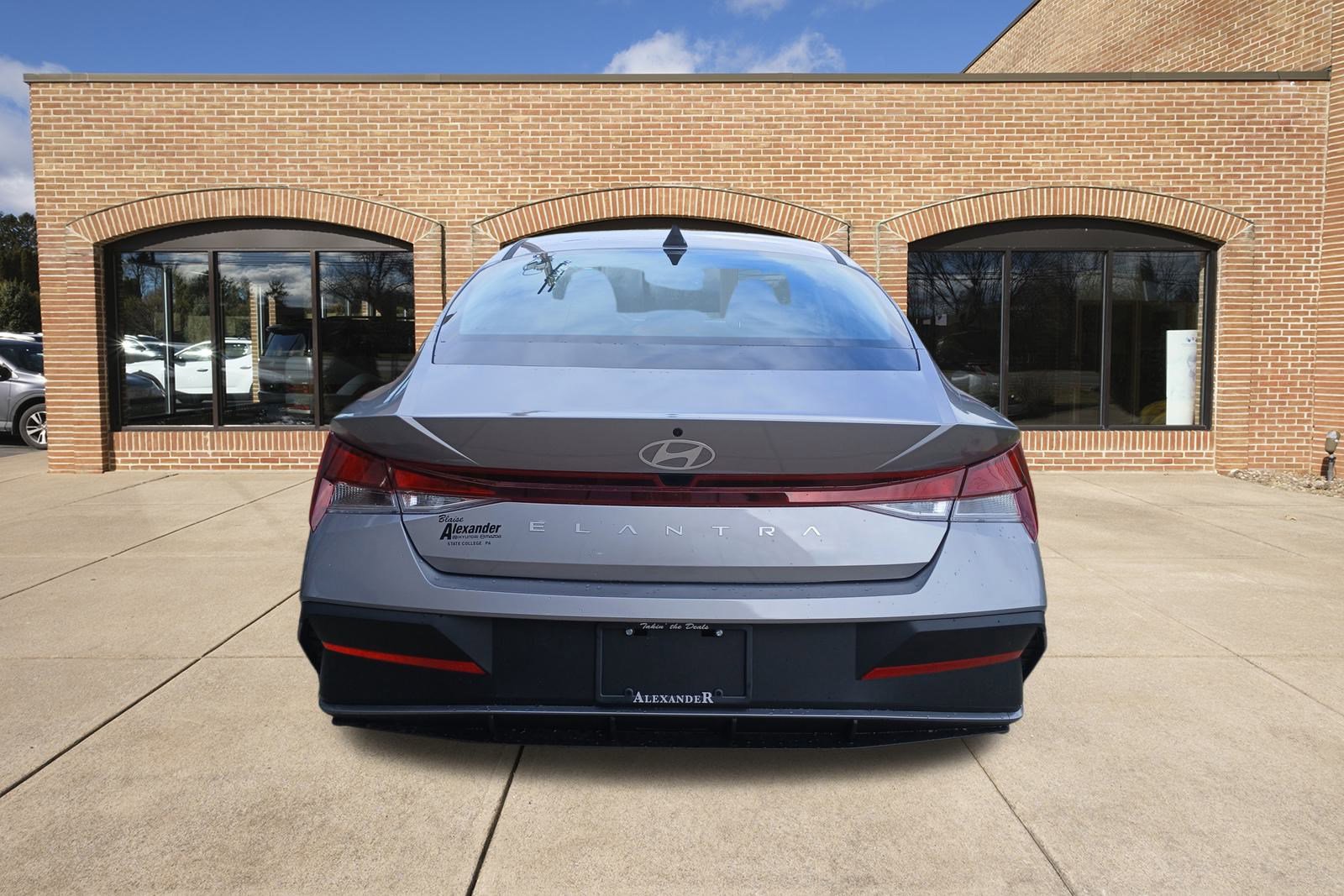 2025 Hyundai Elantra SE photo 4