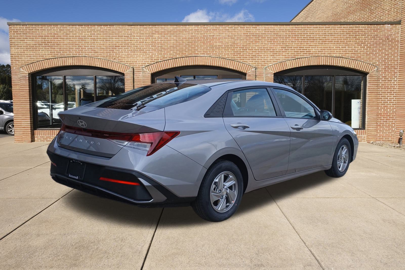 2025 Hyundai Elantra SE photo 3