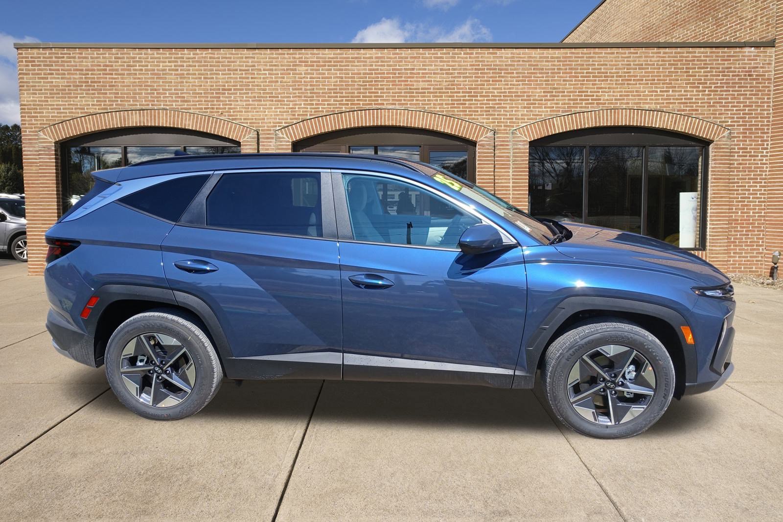 2025 Hyundai Tucson SEL photo 2