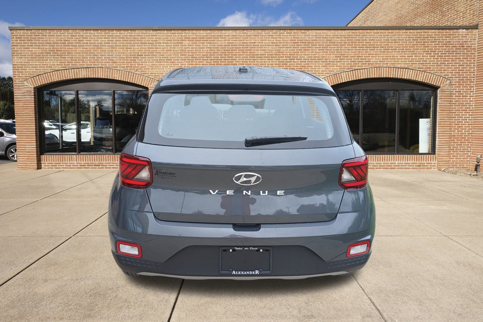 2025 Hyundai Venue SE photo 3