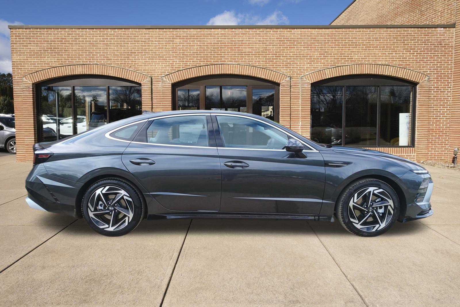 2026 Hyundai Sonata SEL Sport photo 2