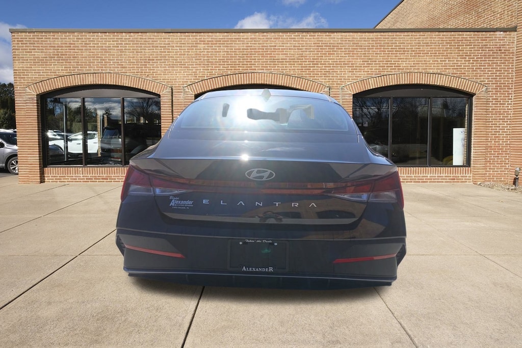New 2025 Hyundai Elantra SE Sedan