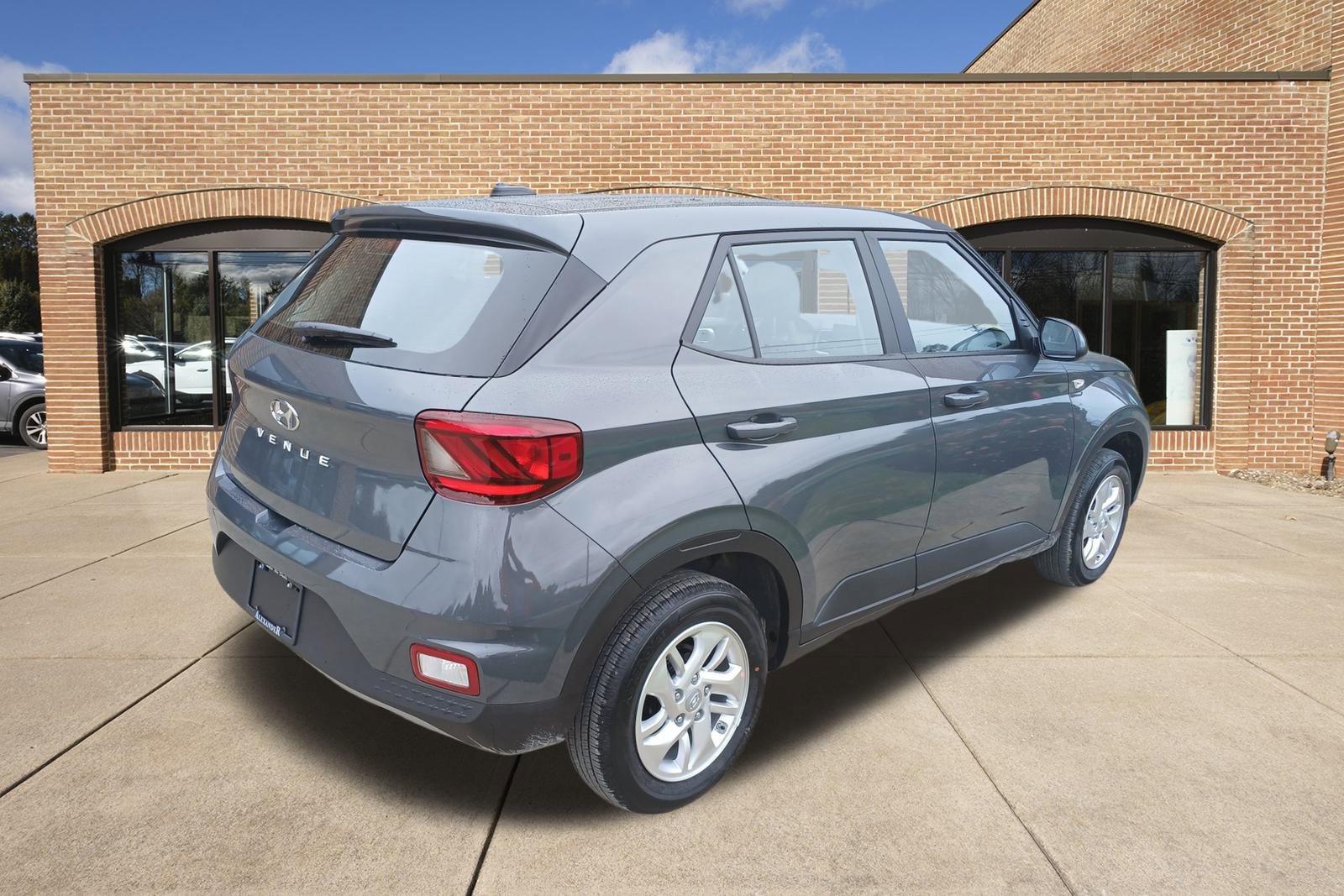 2025 Hyundai Venue SE photo 2
