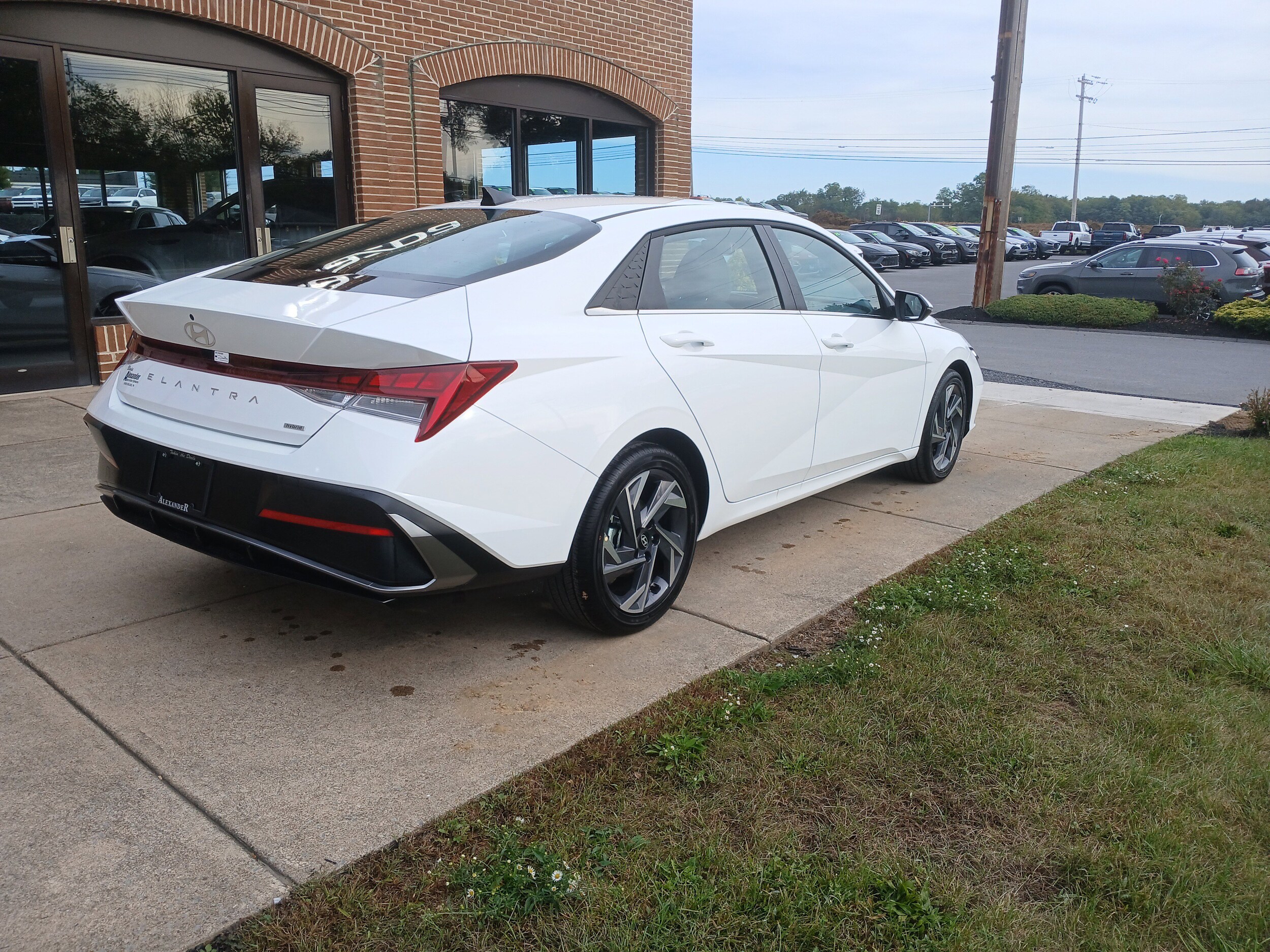 2025 Hyundai Elantra Hybrid Limited photo 3
