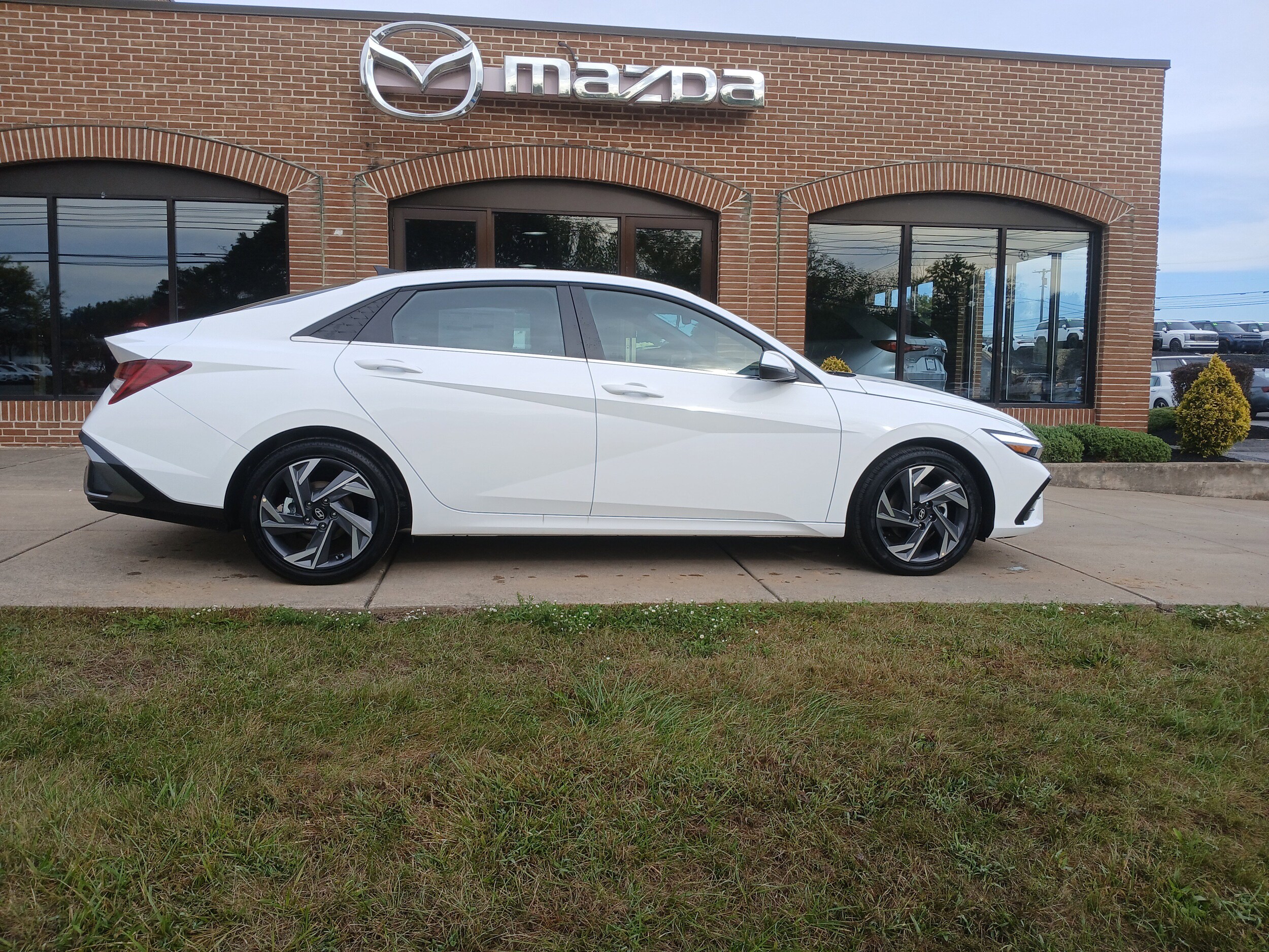 2025 Hyundai Elantra Hybrid Limited photo 2