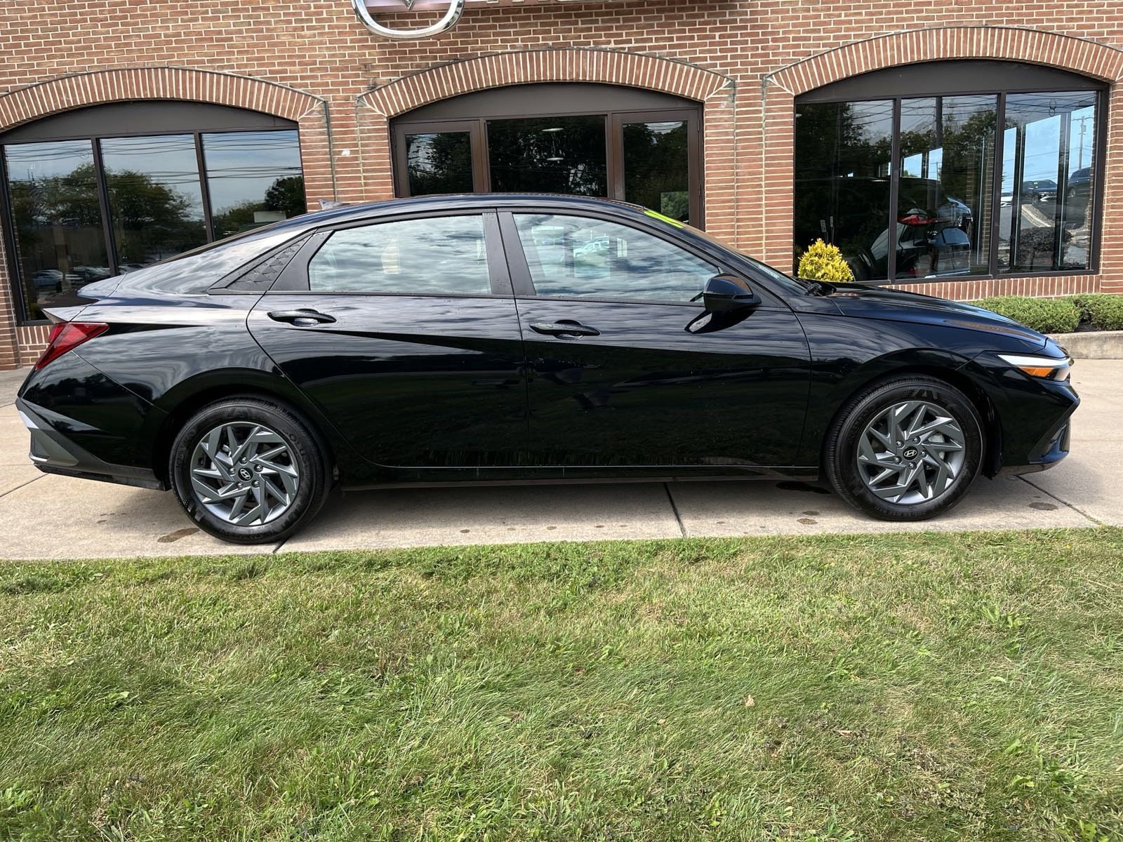 Used 2024 Hyundai Elantra SEL with VIN KMHLM4DG5RU698879 for sale in State College, PA