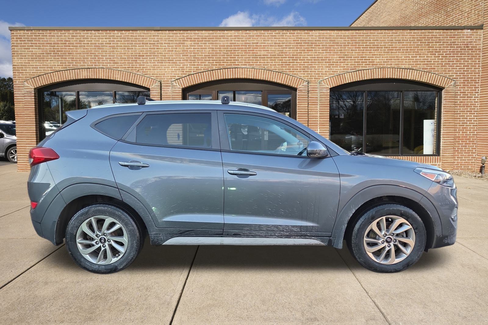 2023 Rivian R1T Adventure photo 2