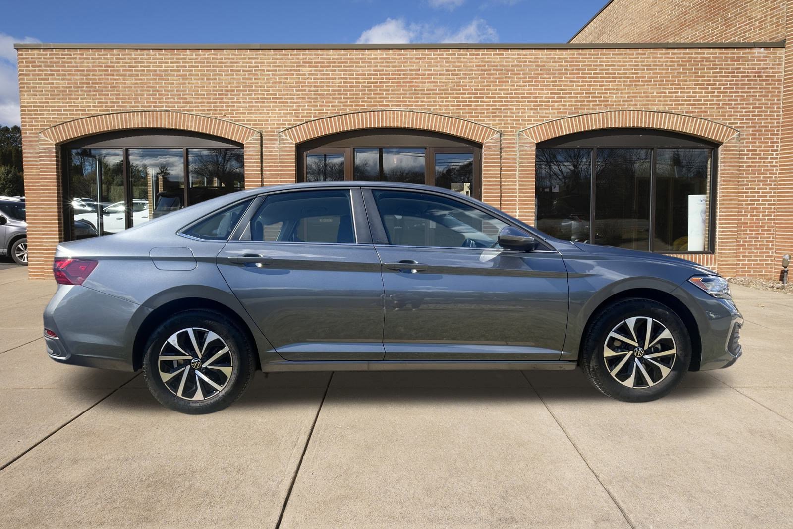 2024 Volkswagen Jetta 1.5T S photo 2