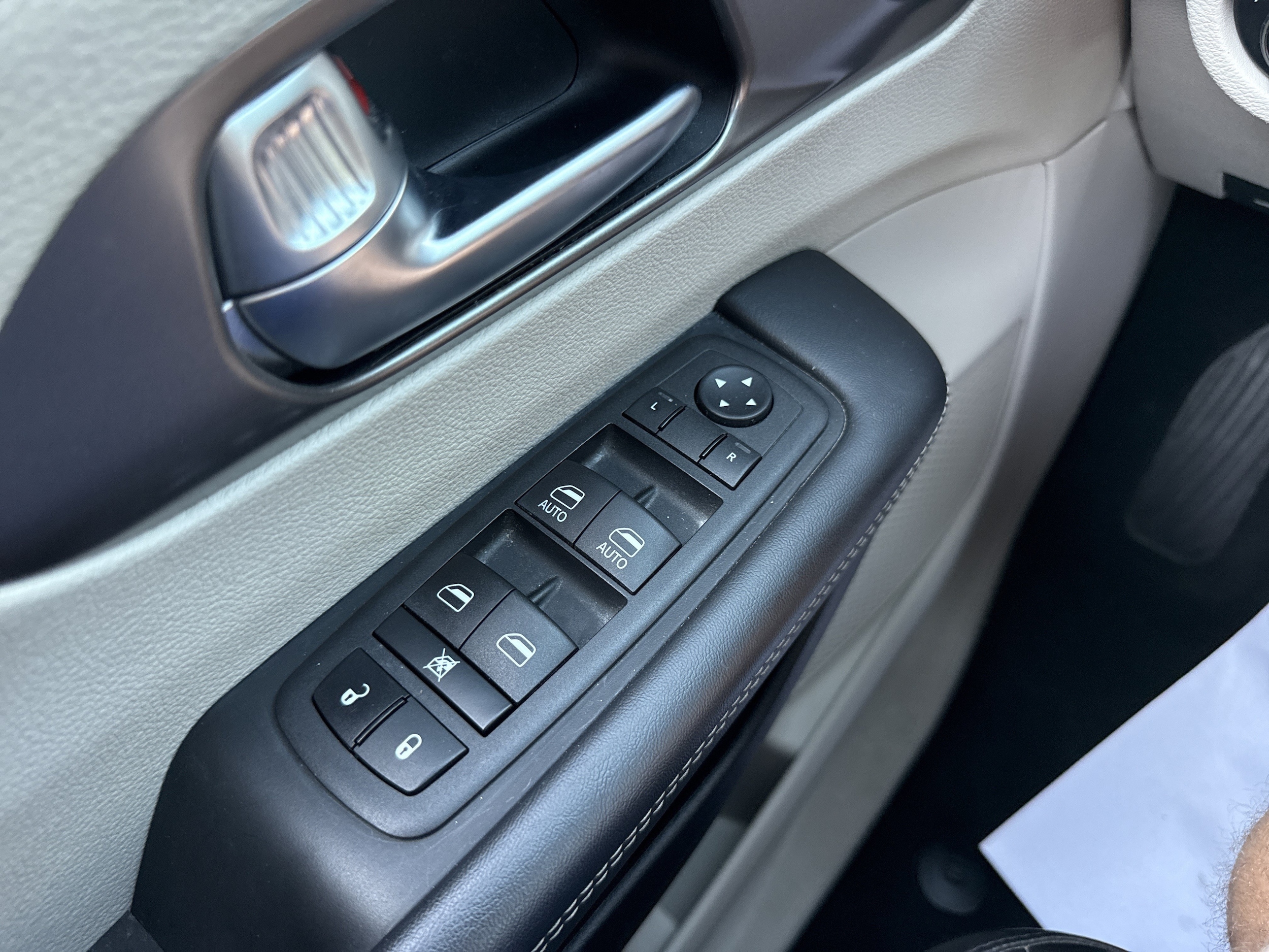 2023 Chrysler Pacifica Touring L - Photo 11