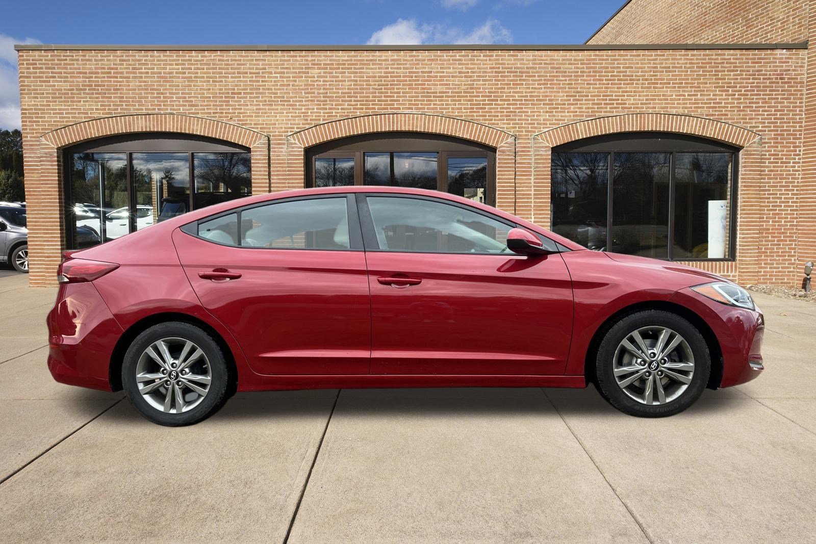2017 Hyundai Elantra SE photo 2