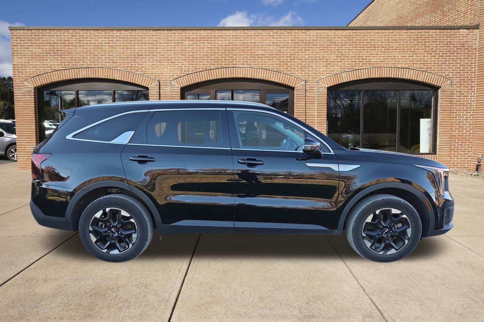 2024 Kia Sorento S photo 2
