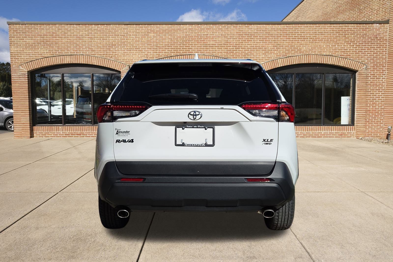 2024 Toyota RAV4 XLE photo 4