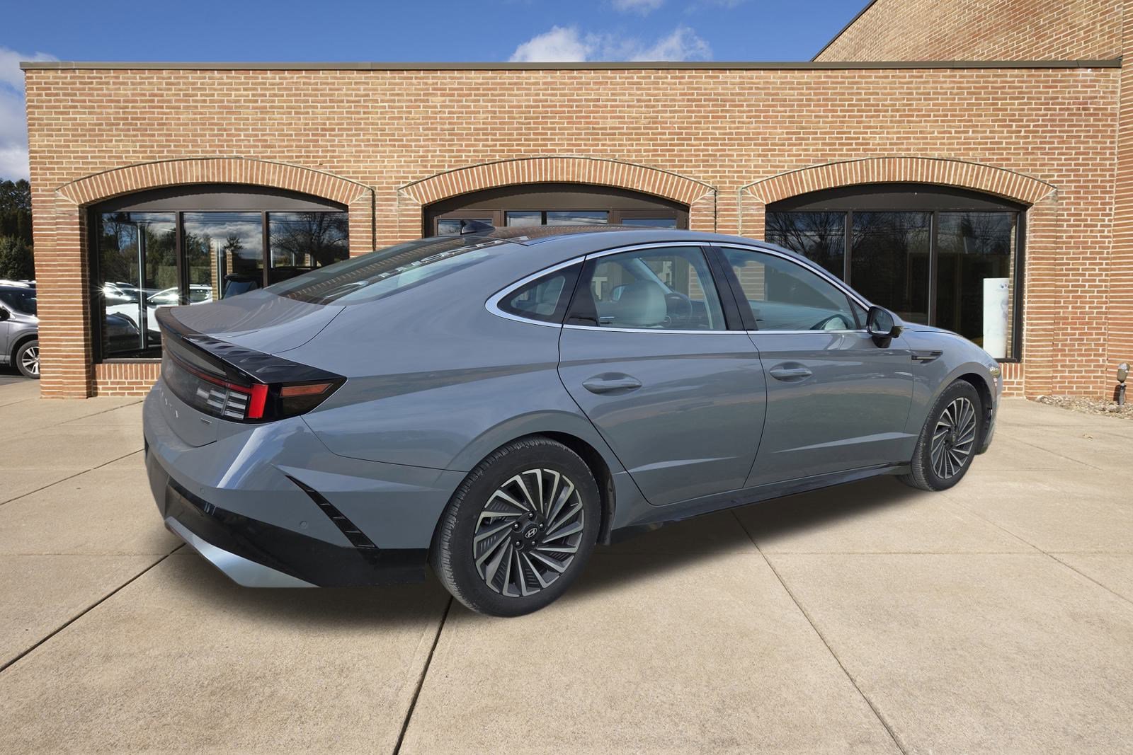 2024 Hyundai Sonata Hybrid Limited photo 2