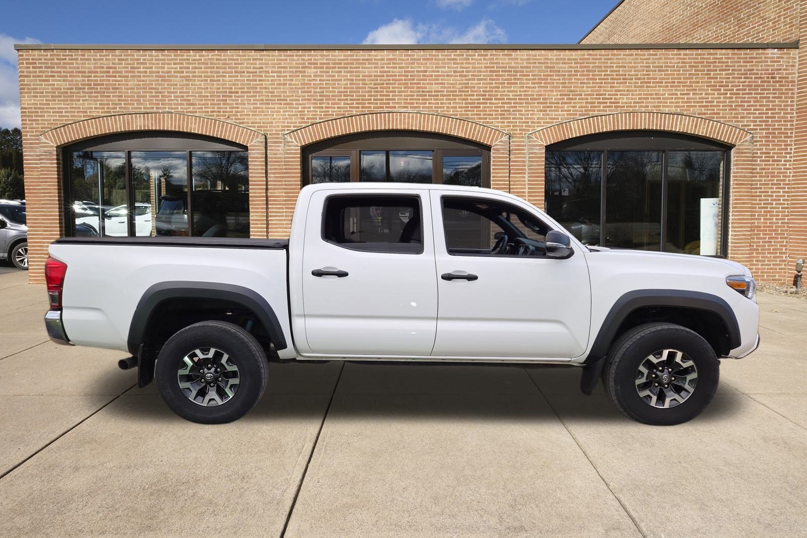 2017 Toyota Tacoma SR V6 photo 2