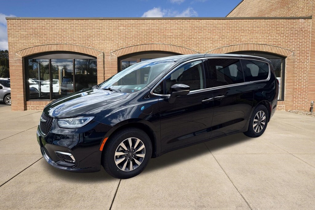 Used 2023 Chrysler Pacifica Touring L Van Passenger Van