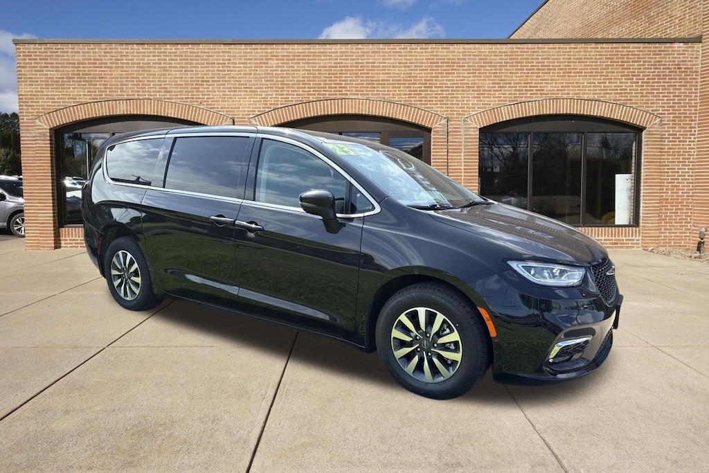 Used 2023 Chrysler Pacifica Touring L Van Passenger Van