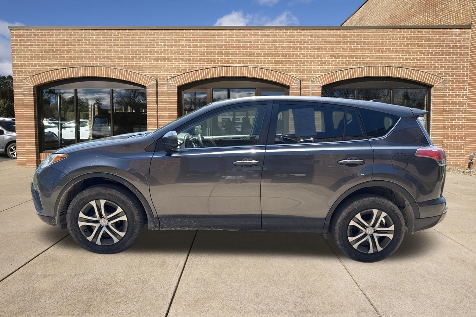 2018 Toyota RAV4 LE - Photo 6