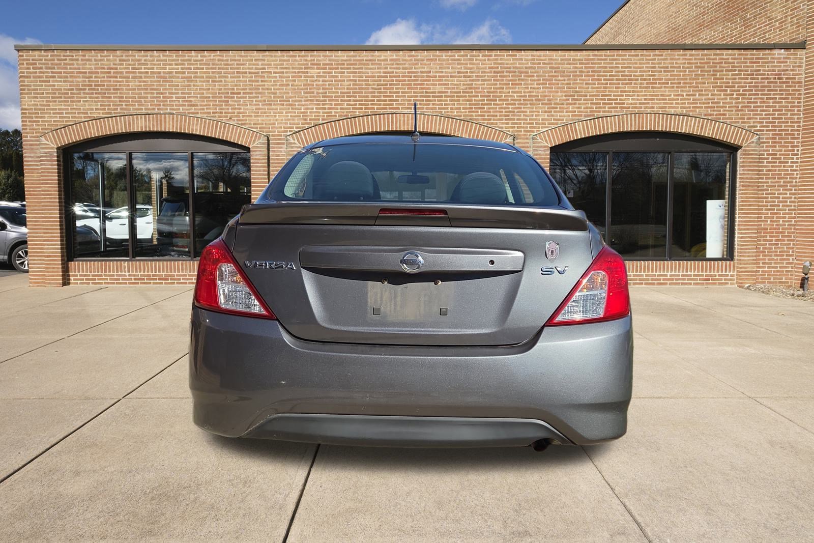 2017 Nissan Versa Sedan 1.6 SV photo 3
