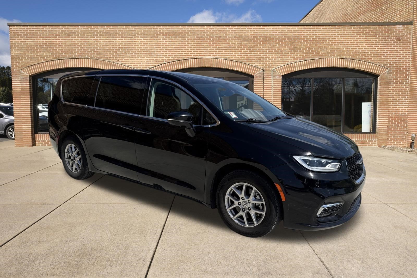 2024 Chrysler Pacifica Touring L's photo