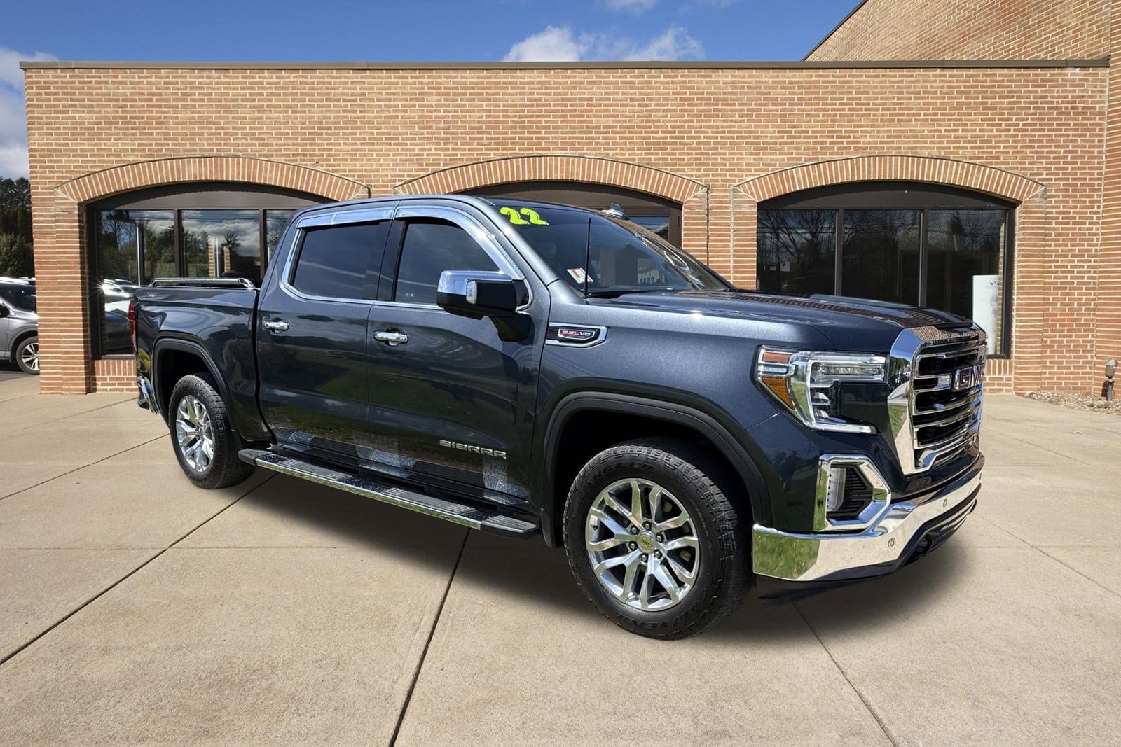 2022 GMC Sierra 4WD Crew Cab Short Box SLT's photo