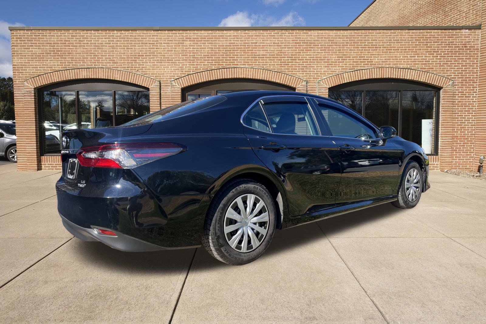 2023 Toyota Camry Hybrid LE photo 3