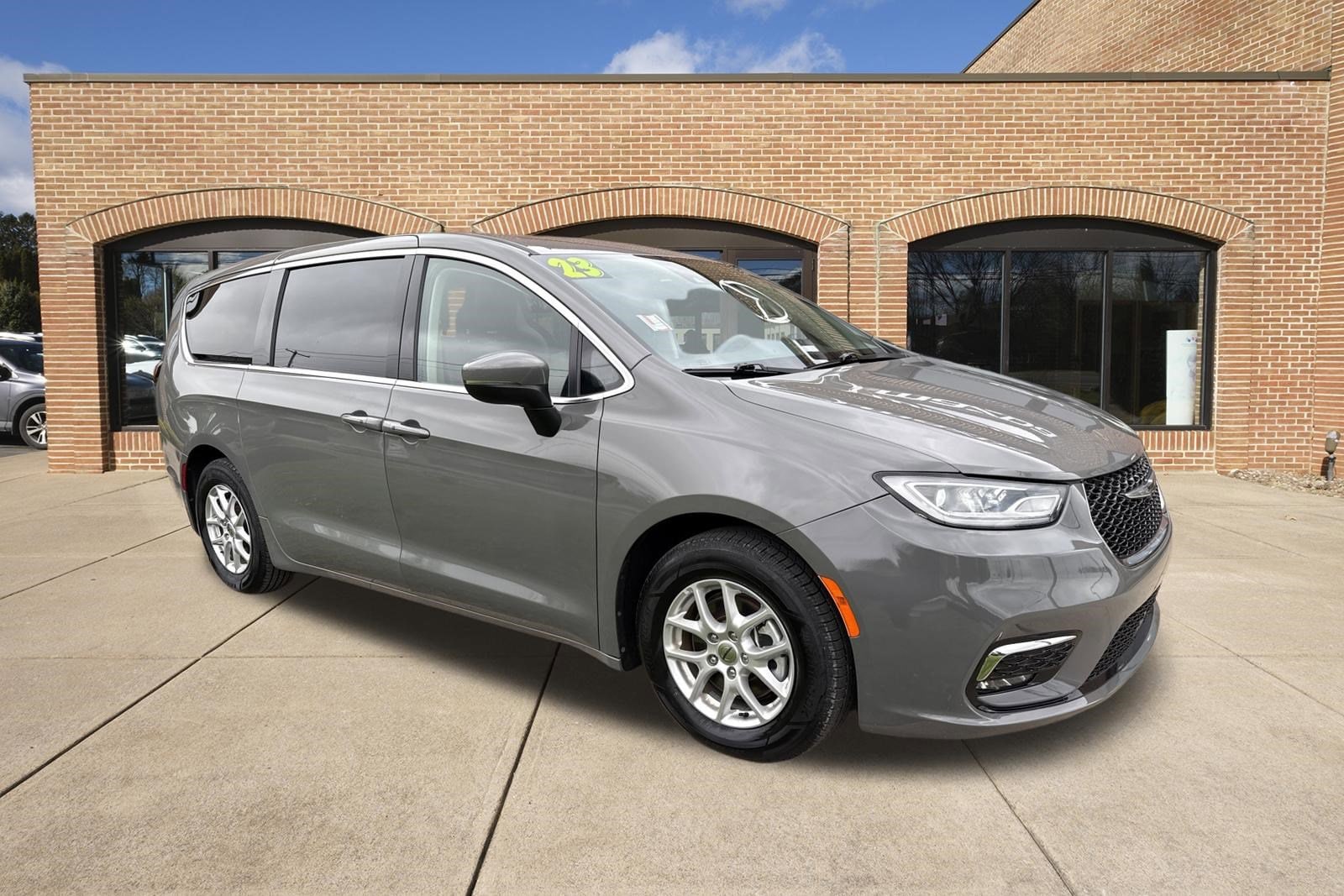 2023 Chrysler Pacifica Touring L's photo