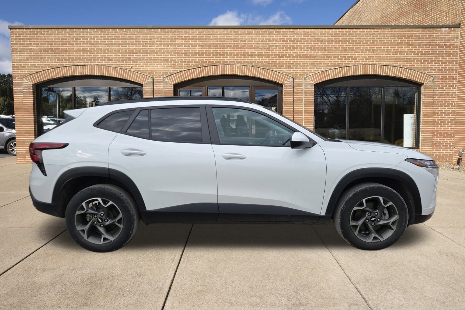 2024 Chevrolet Trax LT photo 2
