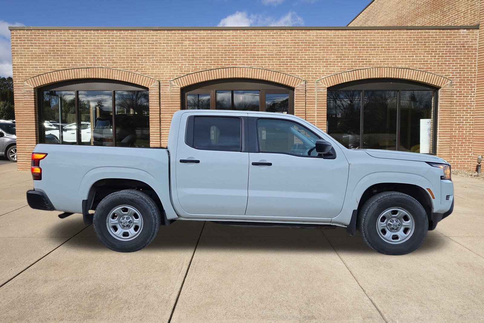 2022 Nissan Frontier Crew Cab S photo 2