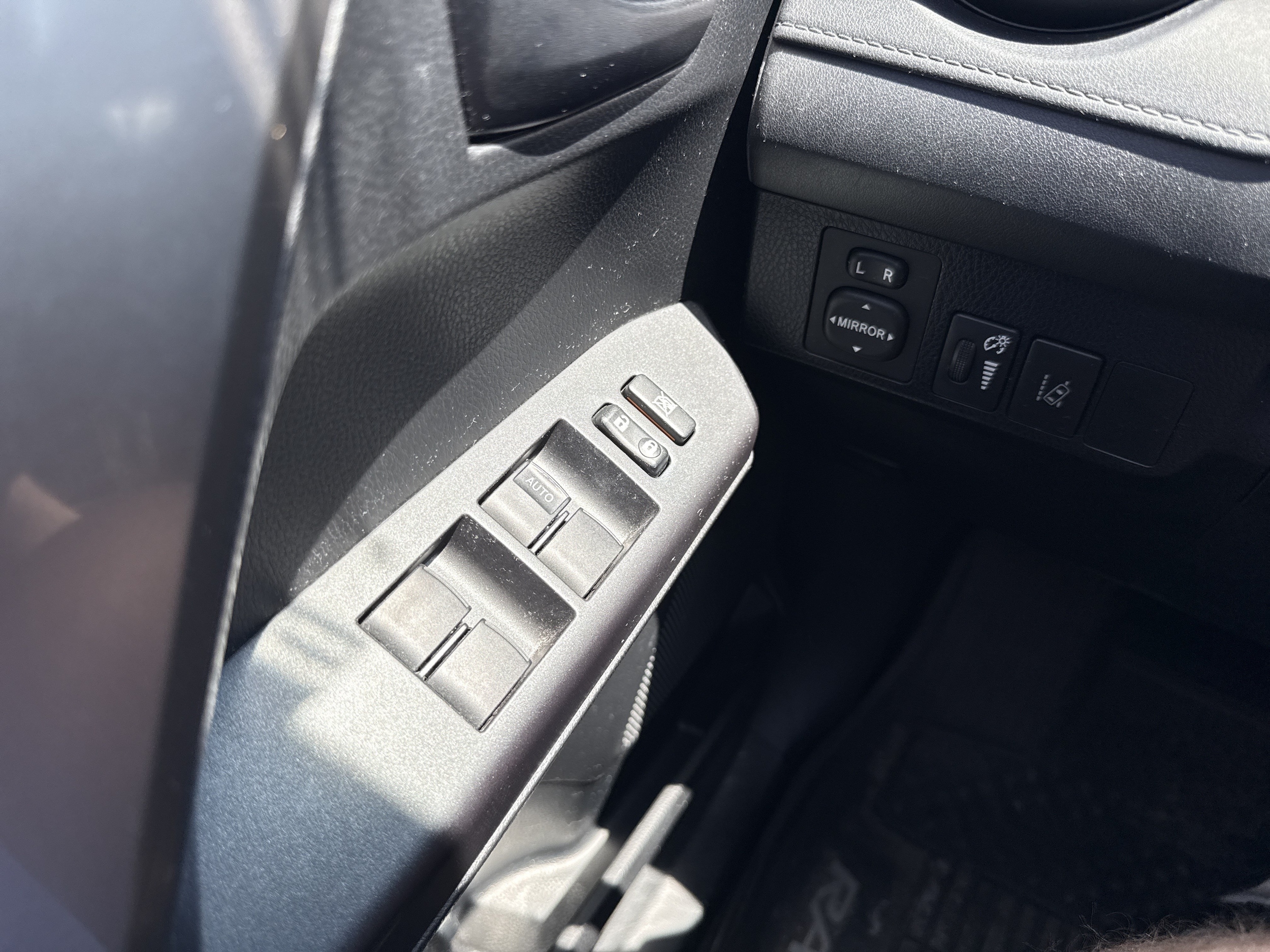 2018 Toyota RAV4 LE - Photo 11