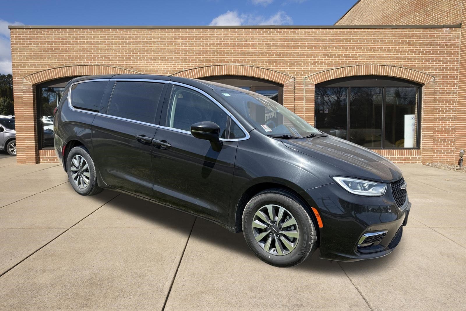 2023 Chrysler Pacifica Hybrid Touring L Hybrid's photo
