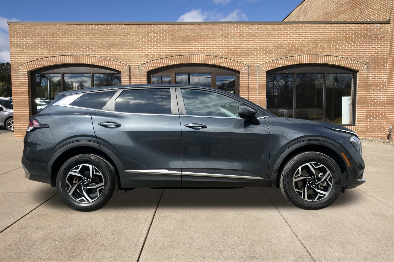 2023 Kia Sportage LX photo 2