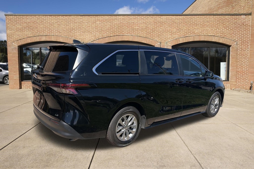 Used 2025 Toyota Sienna LE 8 Passenger Van Passenger Van