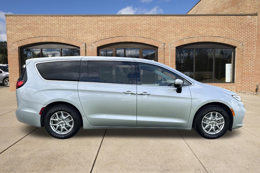 Used 2023 Chrysler Pacifica Touring L Van Passenger Van
