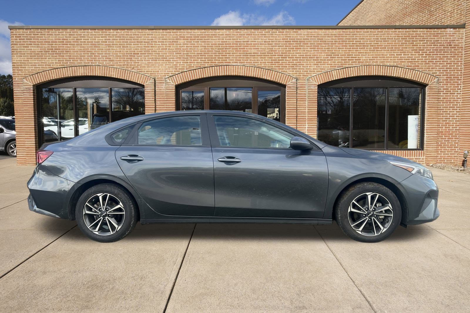 2024 Kia Forte LXS photo 2