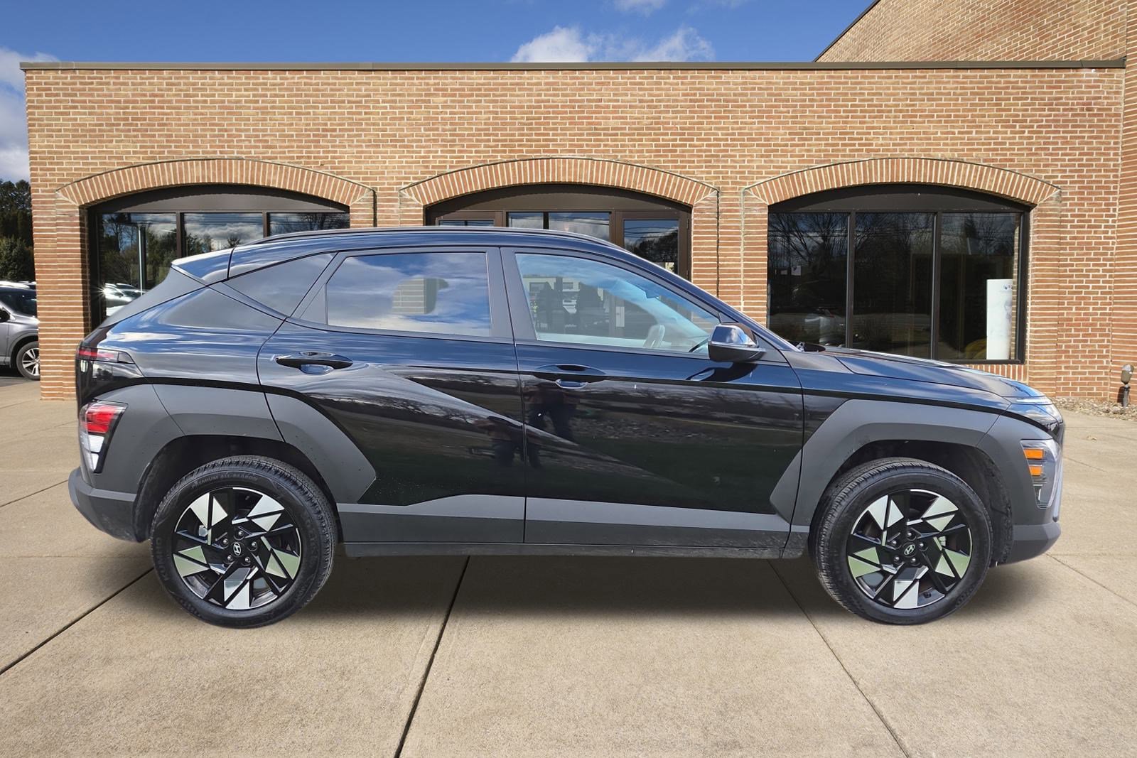2025 Hyundai Kona SEL photo 2