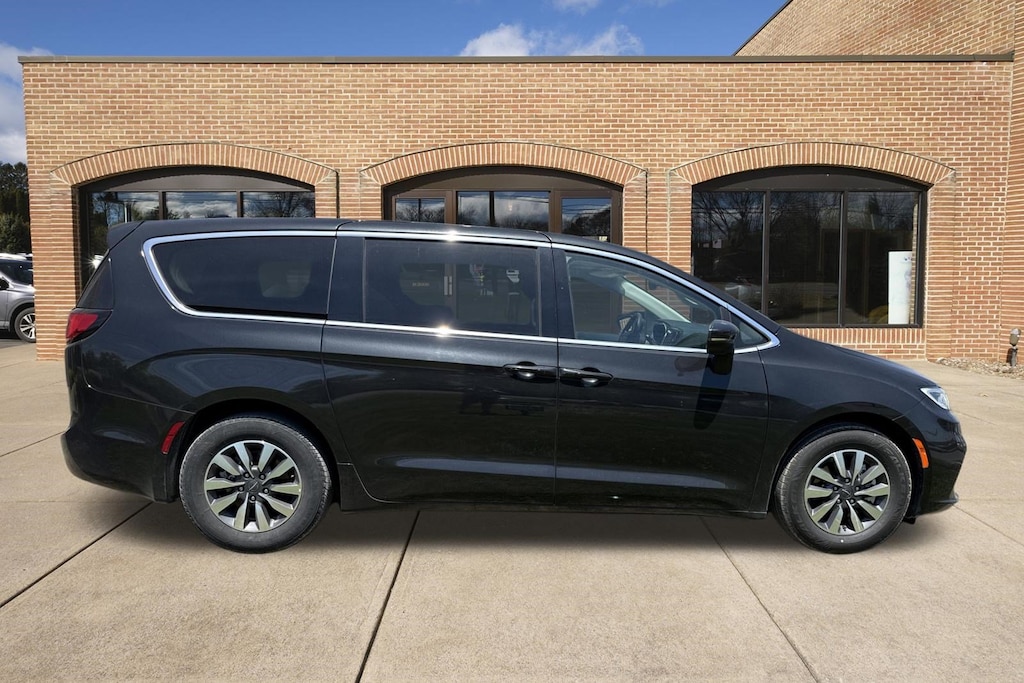 Used 2023 Chrysler Pacifica Touring L Van Passenger Van