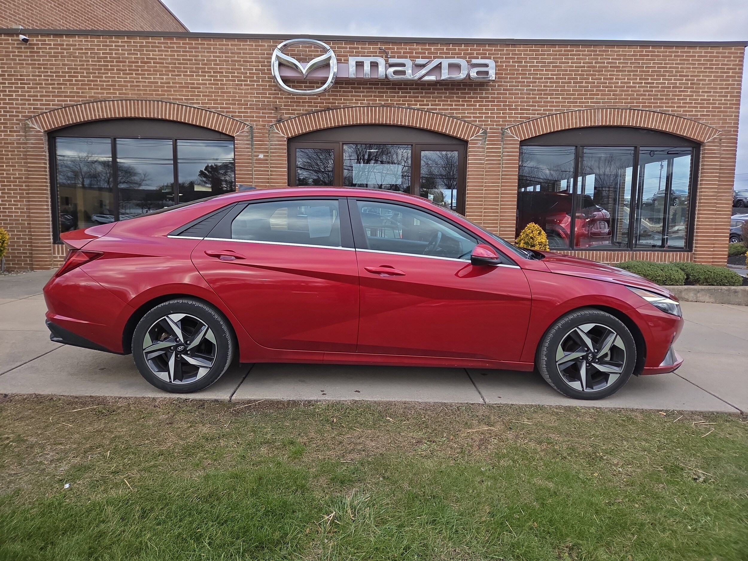 2023 Hyundai Elantra Limited photo 2