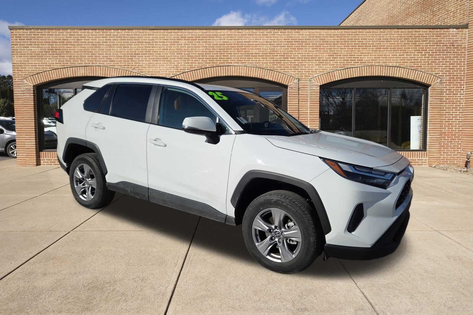 2025 Toyota RAV4 XLE's photo