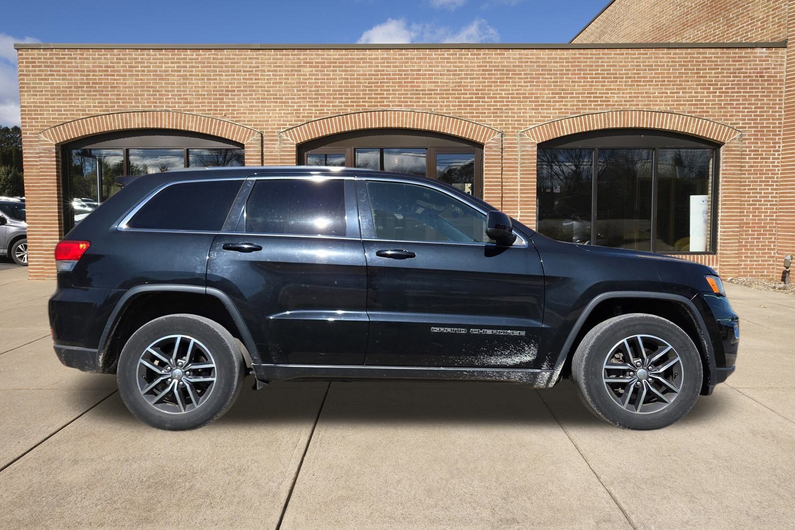 2018 Jeep Grand Cherokee Laredo E photo 2