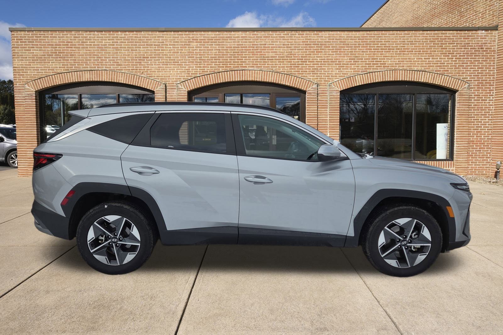 2025 Hyundai Tucson SEL photo 2