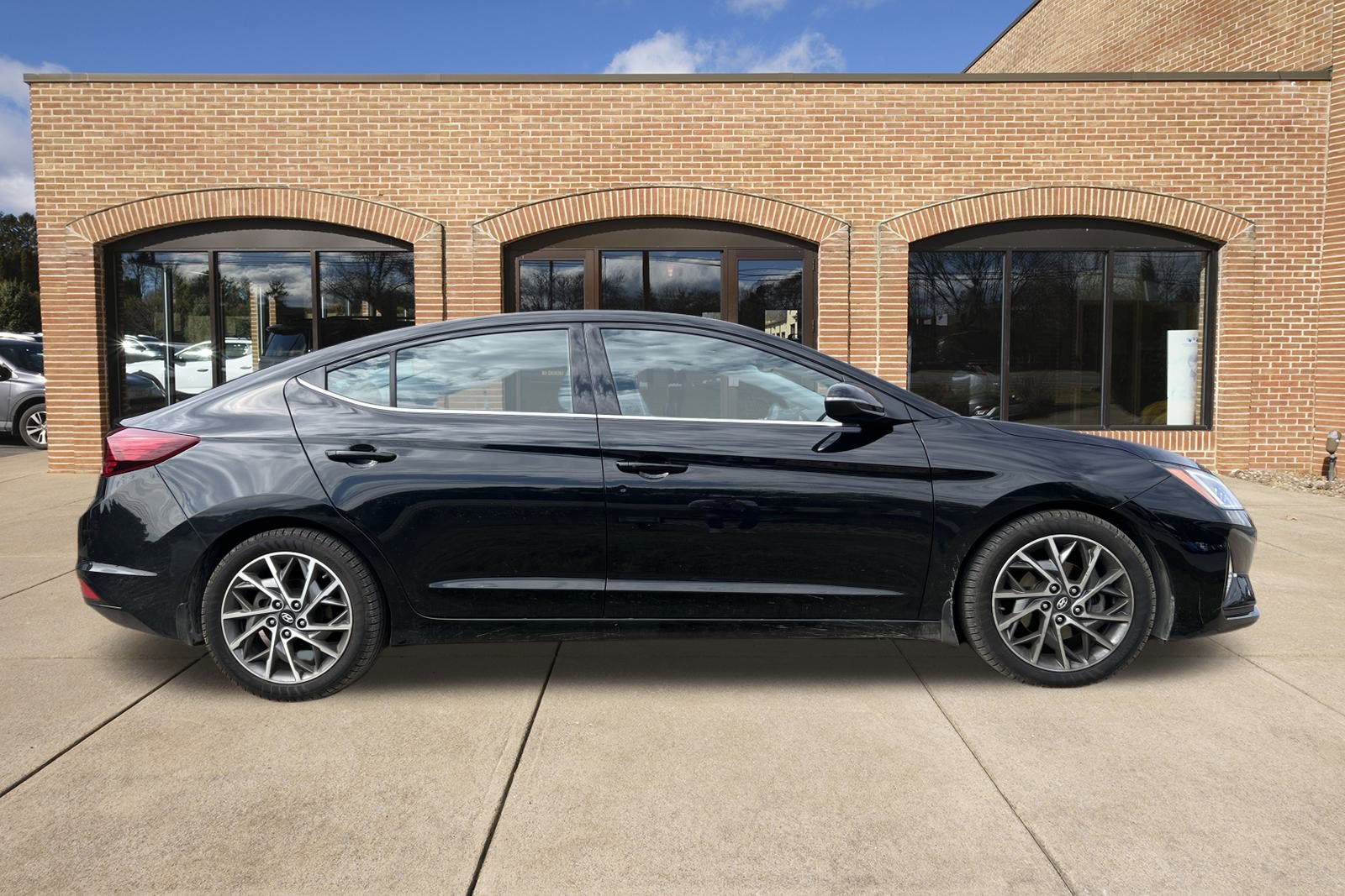2020 Hyundai Elantra Limited photo 2