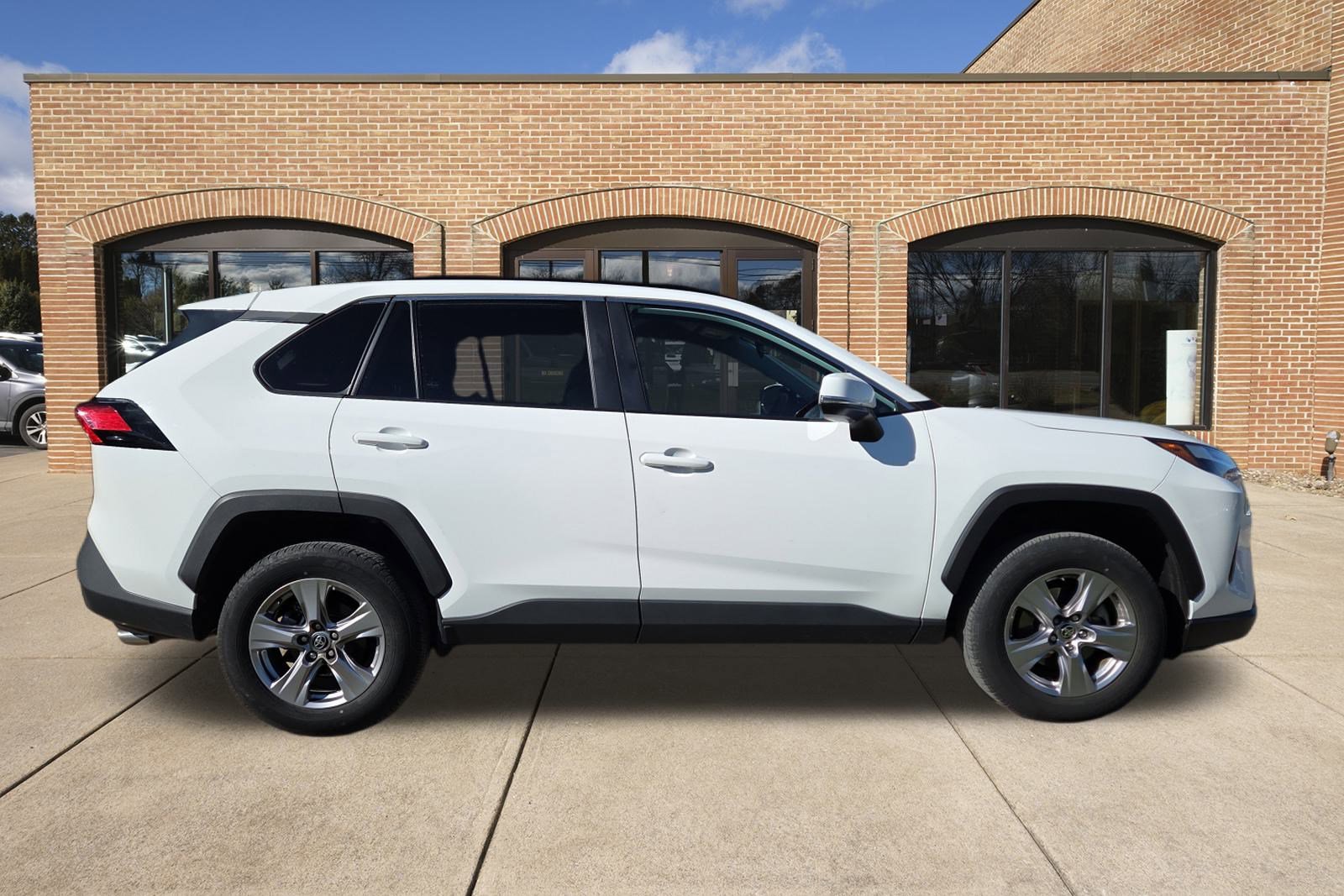 2024 Toyota RAV4 XLE photo 2