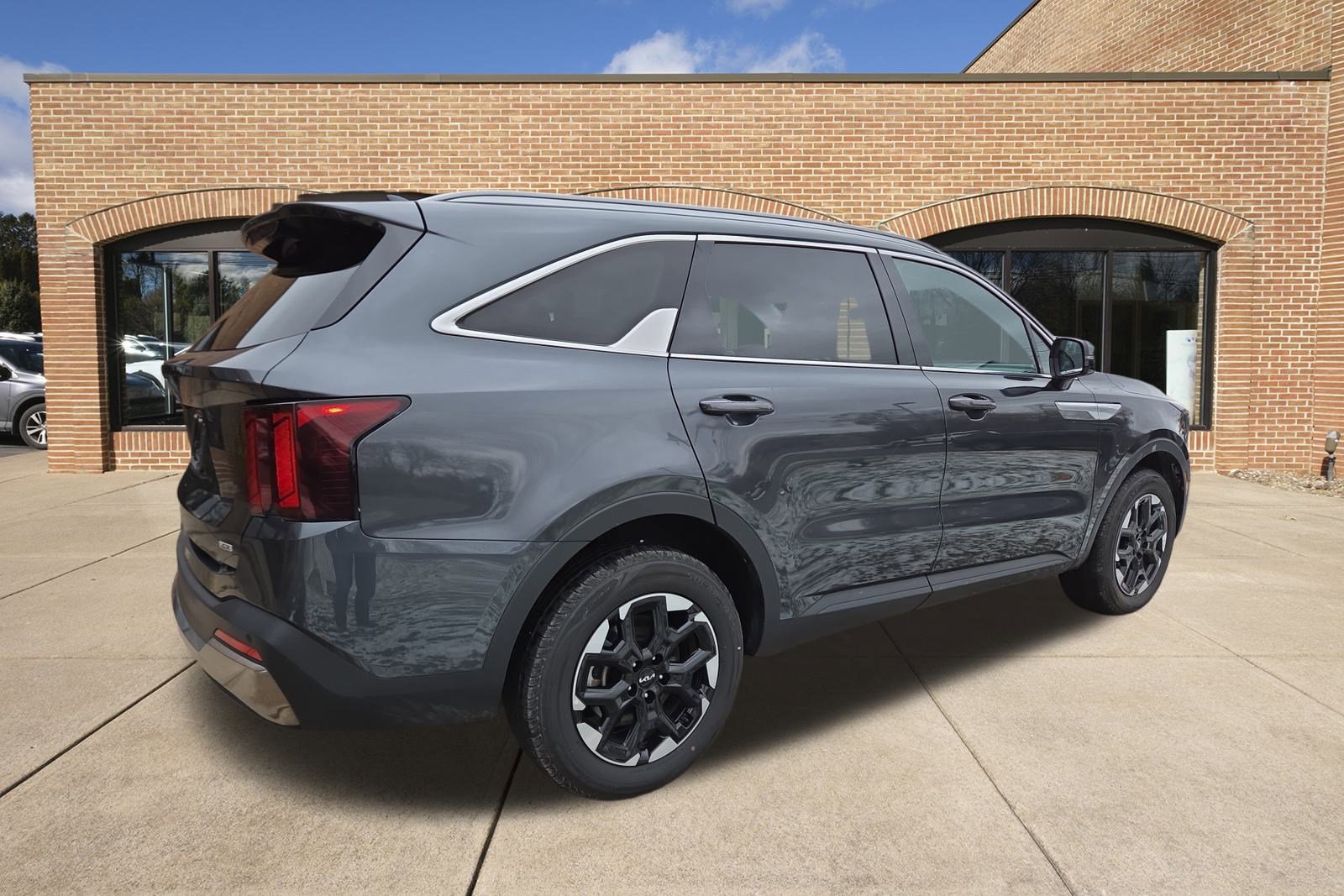 2024 Kia Sorento S photo 2