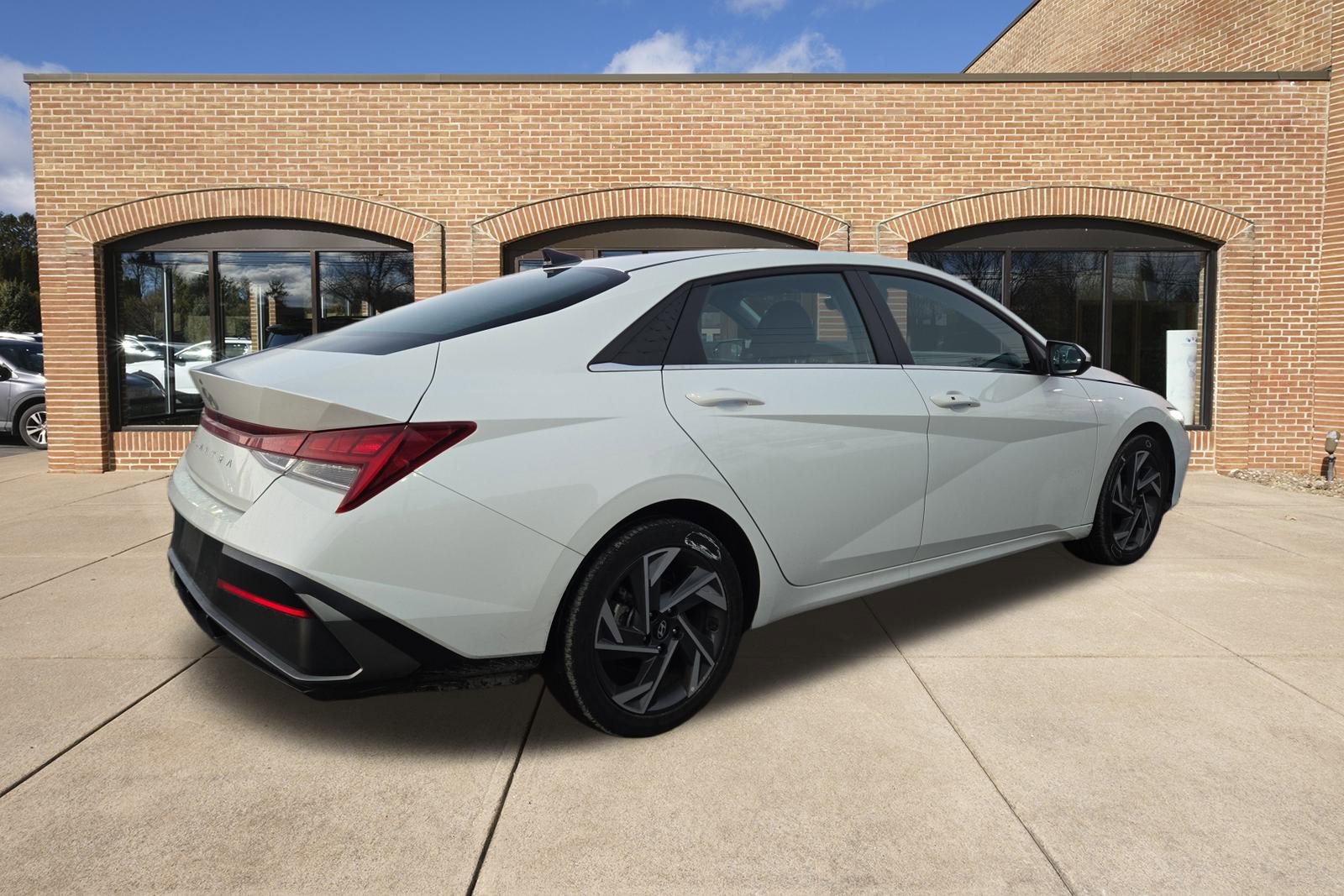 2025 Hyundai Elantra SEL Convenience photo 3