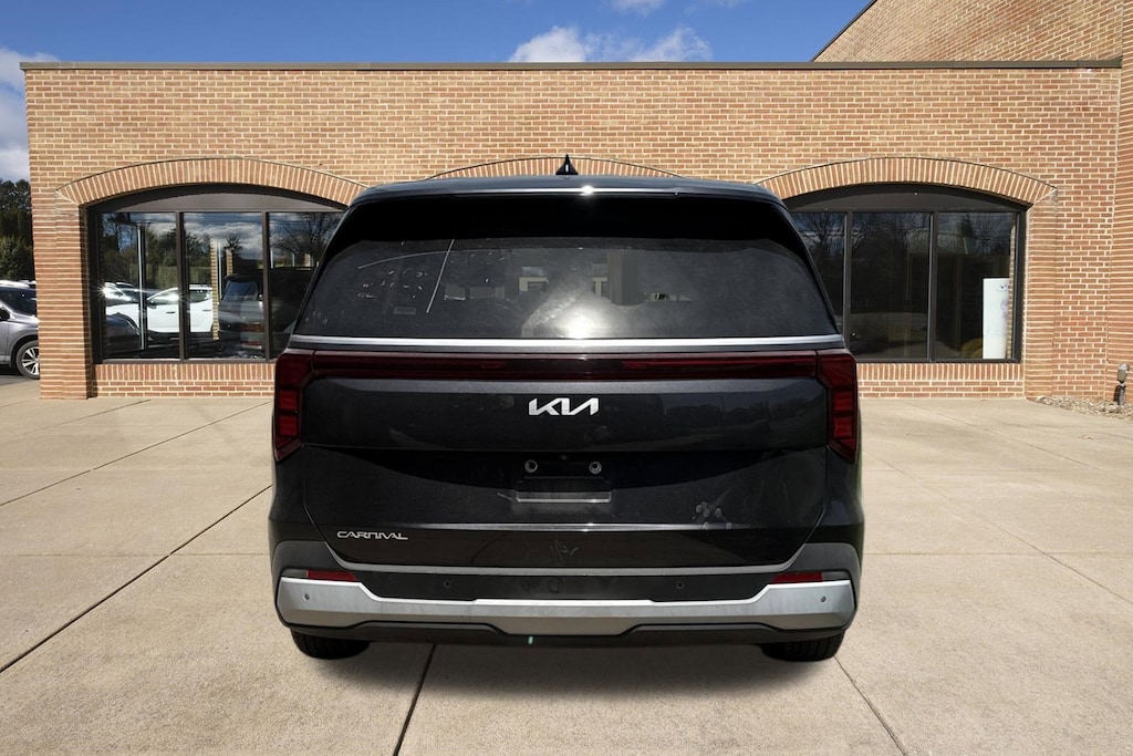 Used 2025 Kia Carnival LXS Van Passenger Van