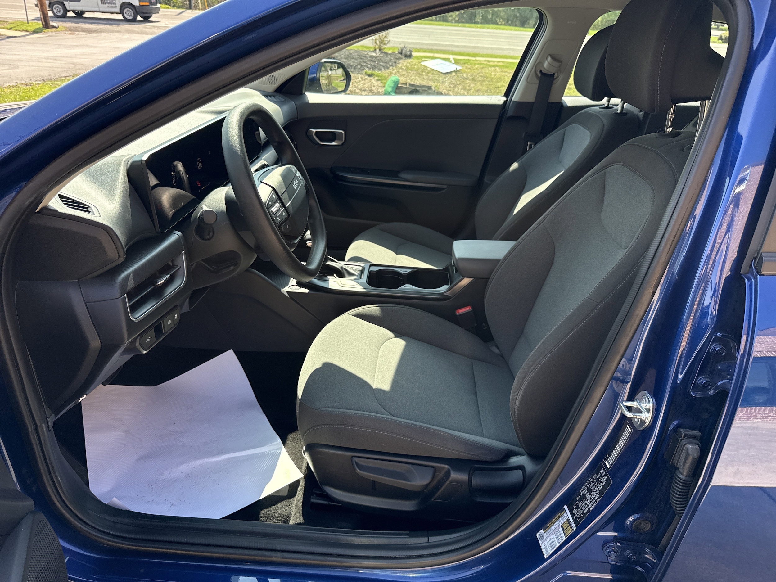 2025 Kia K4 LXS - Photo 12